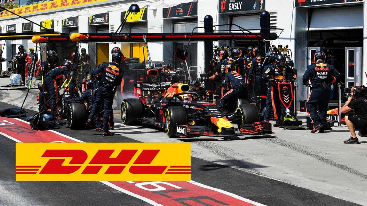 F1 桌布 壁紙 — 紅牛一級方程式車隊維修人員在晴朗的比賽日迅速為賽車提供服務。