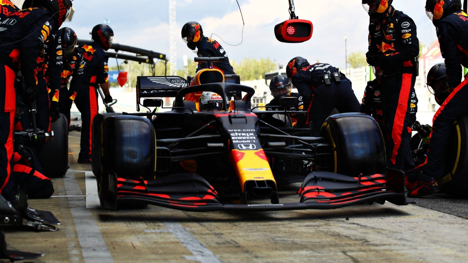 紅牛F1車隊維修人員在維修站停車期間維修賽車。 — 紅牛F1 壁紙