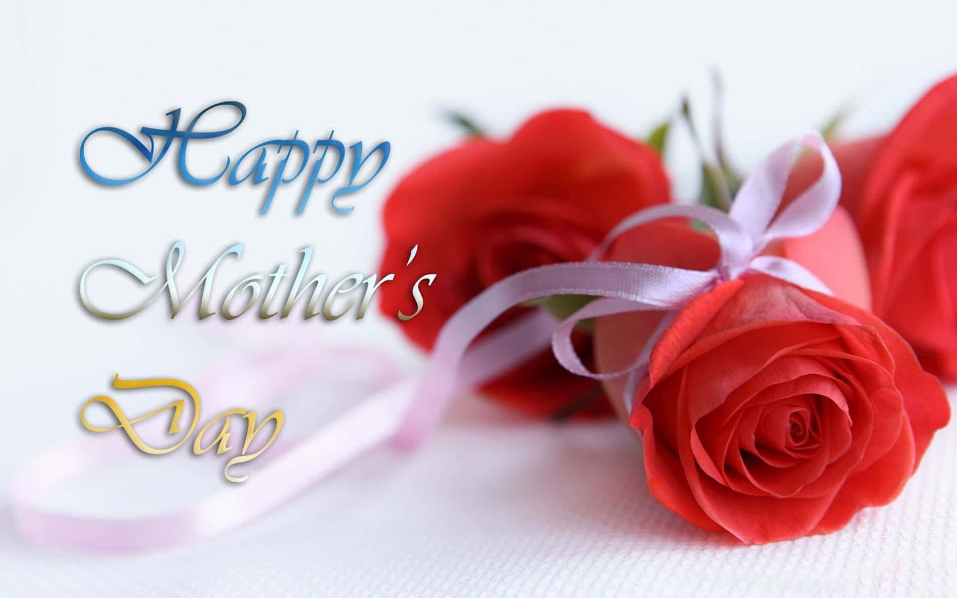 happy mother's day 桌布 壁紙 — 紅玫瑰以粉紅絲帶綁紮，並在白色紋理背景上以優雅手寫字體呈現「Happy Mother's Day」文字。
