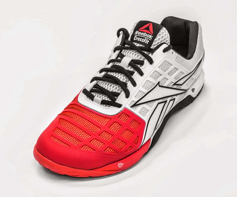 Reebok 桌布 壁紙 — 紅白黑三色Reebok CrossFit鞋，網眼質地，黑色鞋帶，純白背景。