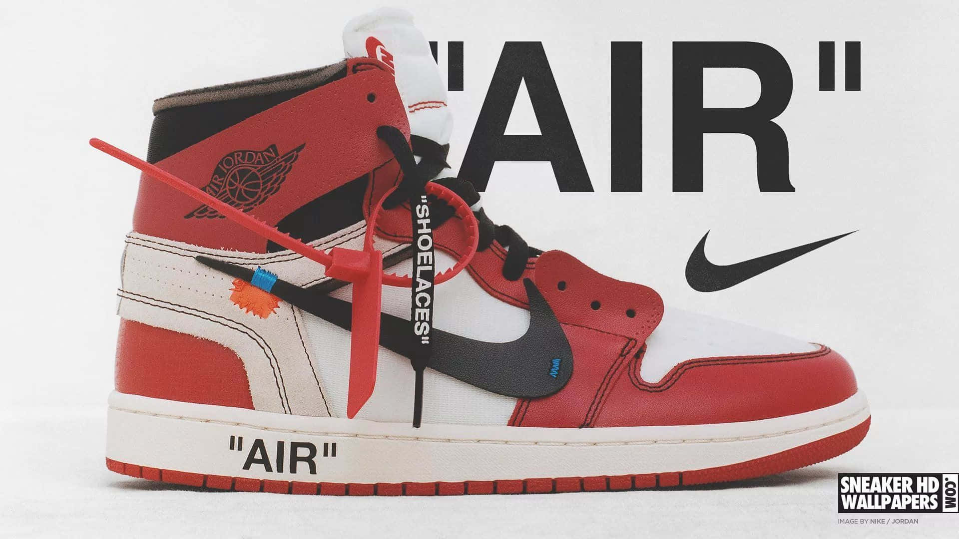 Off White Desktop 桌布 壁紙 — 紅白黑高筒運動鞋，帶有粗體「AIR」字樣和紅色鞋帶，背景為純白色。