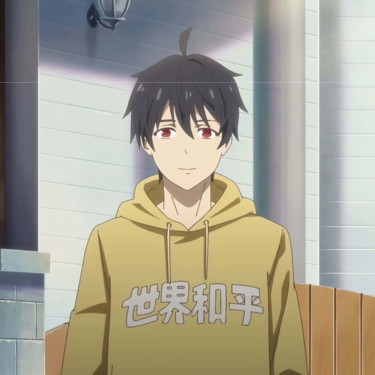 Cute Anime Boy 桌布 壁紙 — 紅眼黑髮的動漫男孩穿著帶有日文字樣的黃色連帽衫，站在柔和光線的戶外環境中。