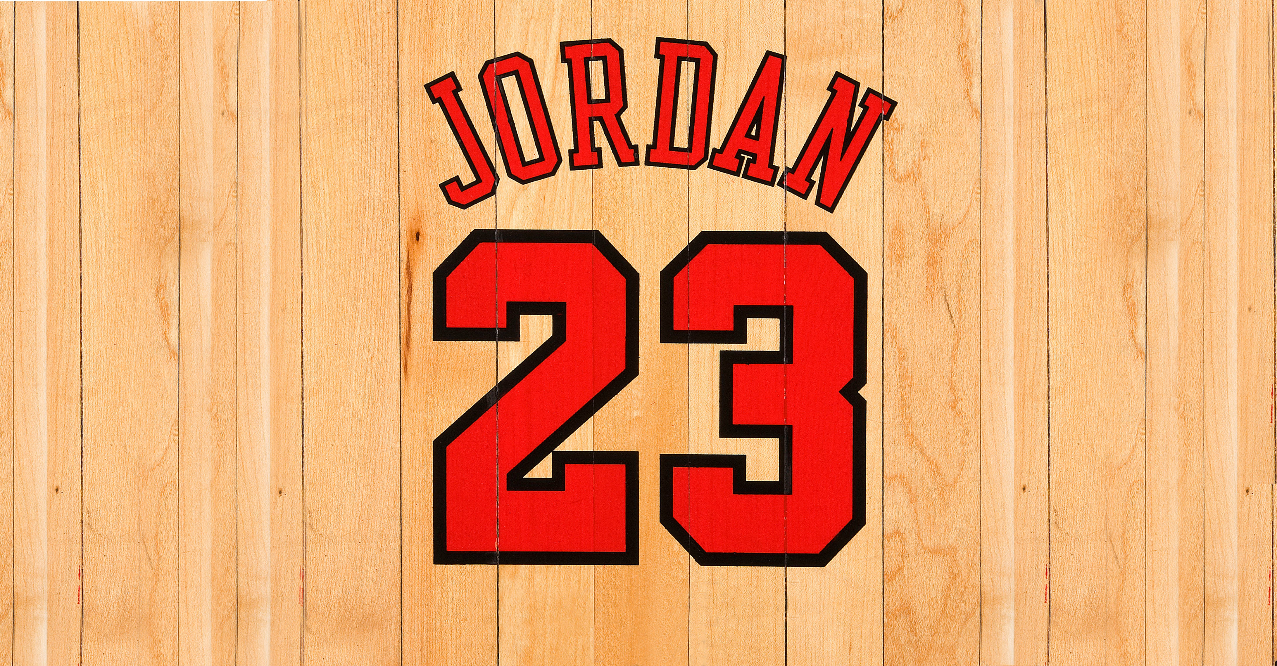 籃球 桌布 壁紙 — 紅色 'JORDAN 23' 籃球球衣標誌，淺色木紋背景。