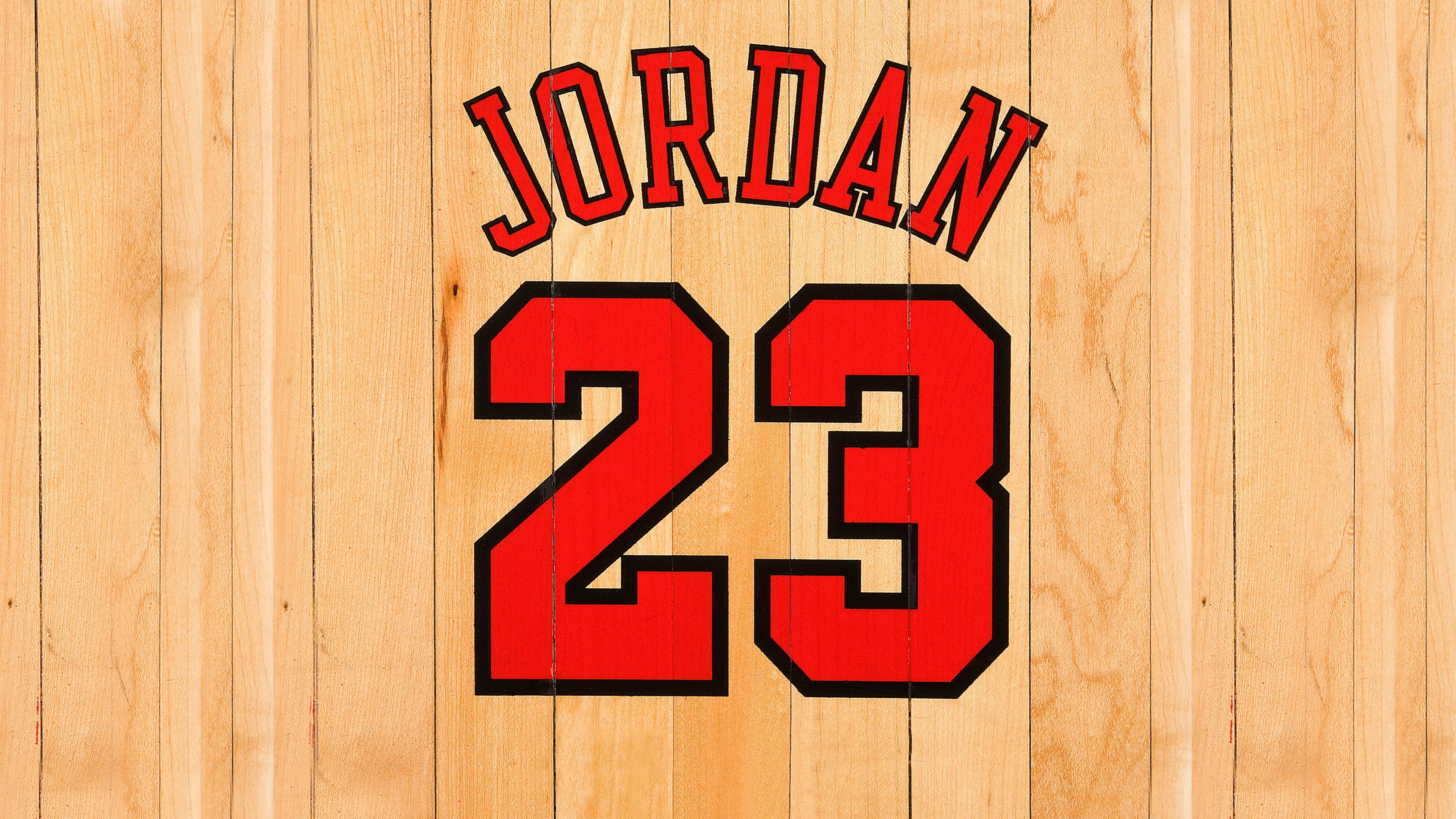 Jordan 桌布 壁紙 — 紅色 'JORDAN 23' 籃球球衣號碼，背景為淺色木紋。