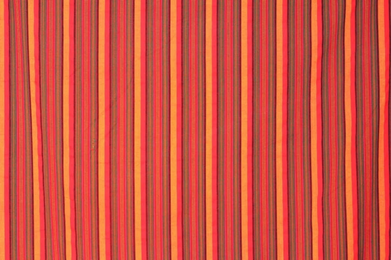 Textile Art 桌布 壁紙 — 紅色、橙色和棕色的鮮明垂直條紋營造出大膽的紋理布料圖案。