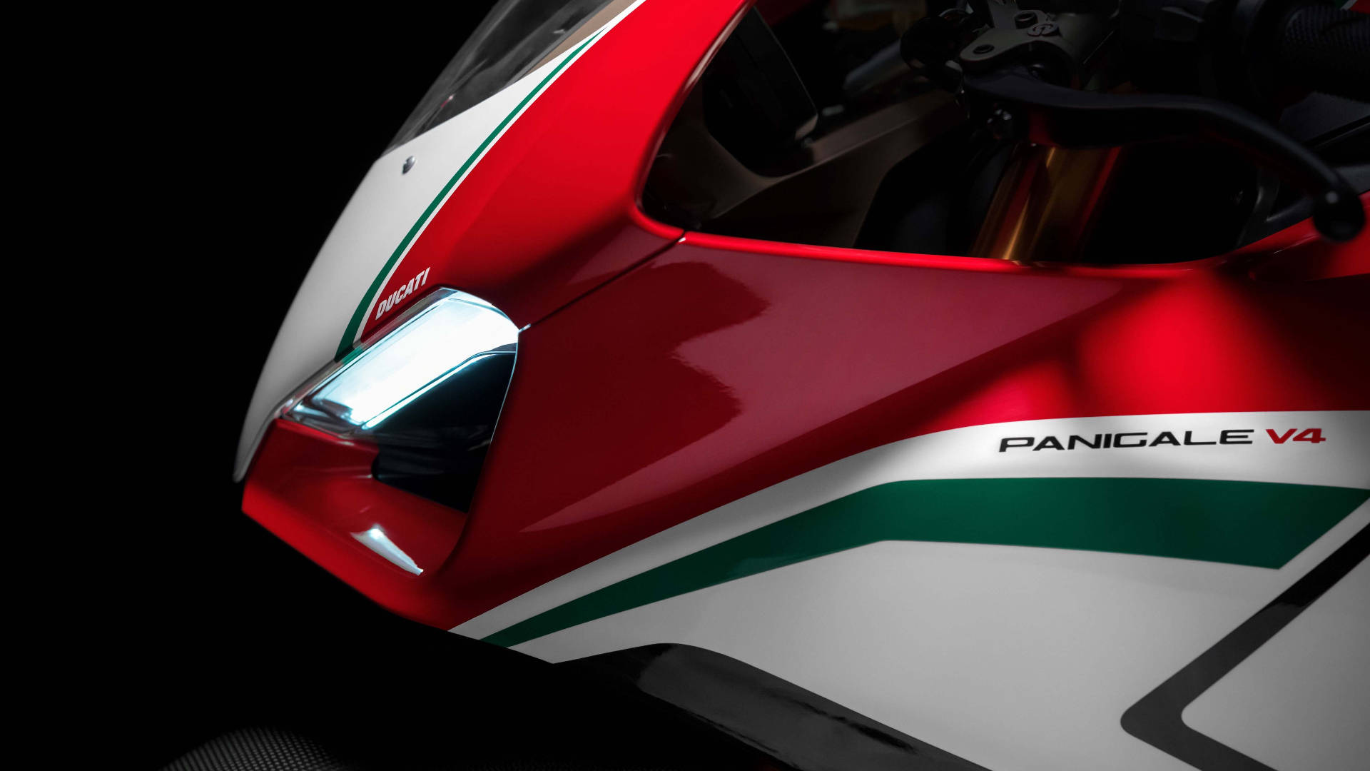 杜卡迪 桌布 壁紙 — 紅色、白色和綠色的Ducati Panigale V4機車頭燈在黑色背景上發光的特寫。