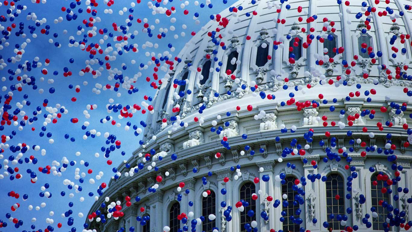 USA 桌布 壁紙 — 紅色、白色和藍色的氣球在美國國會大廈圓頂上方的清澈藍天中飄浮。