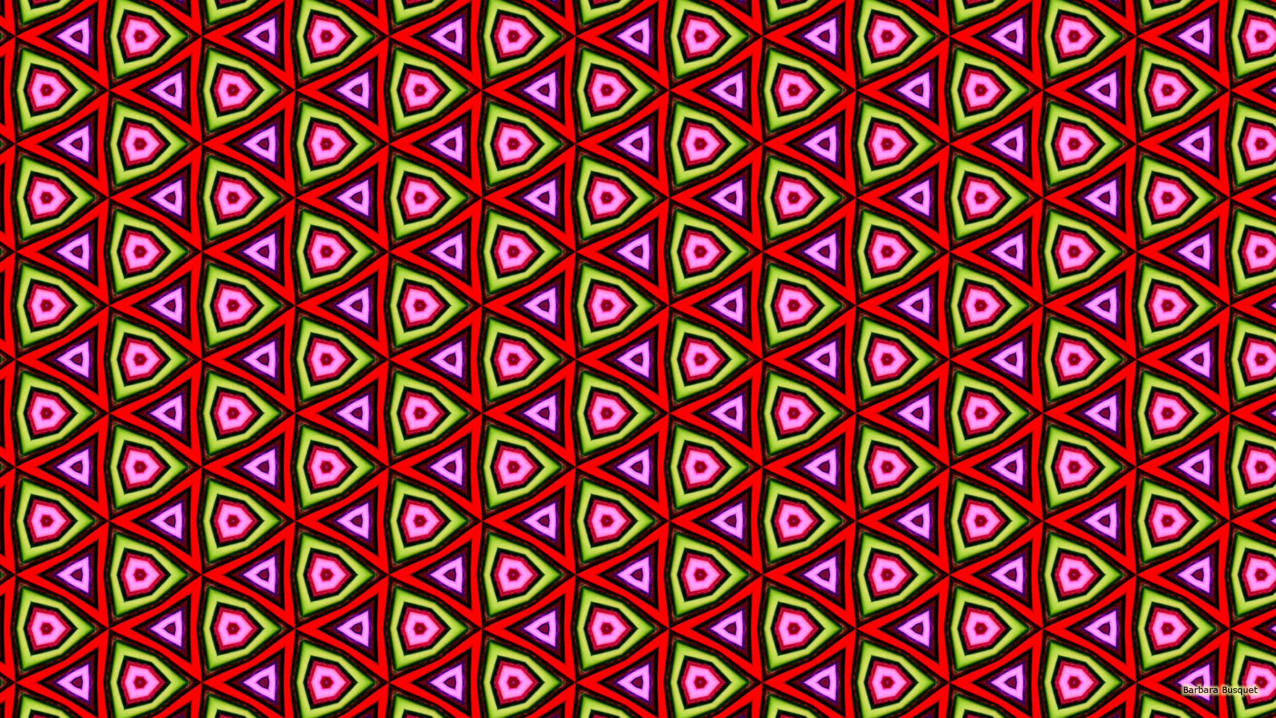 triangle 桌布 壁紙 — 紅色、粉紅色和綠色重複三角形的鮮豔幾何圖案，營造出大膽的萬花筒壁紙。