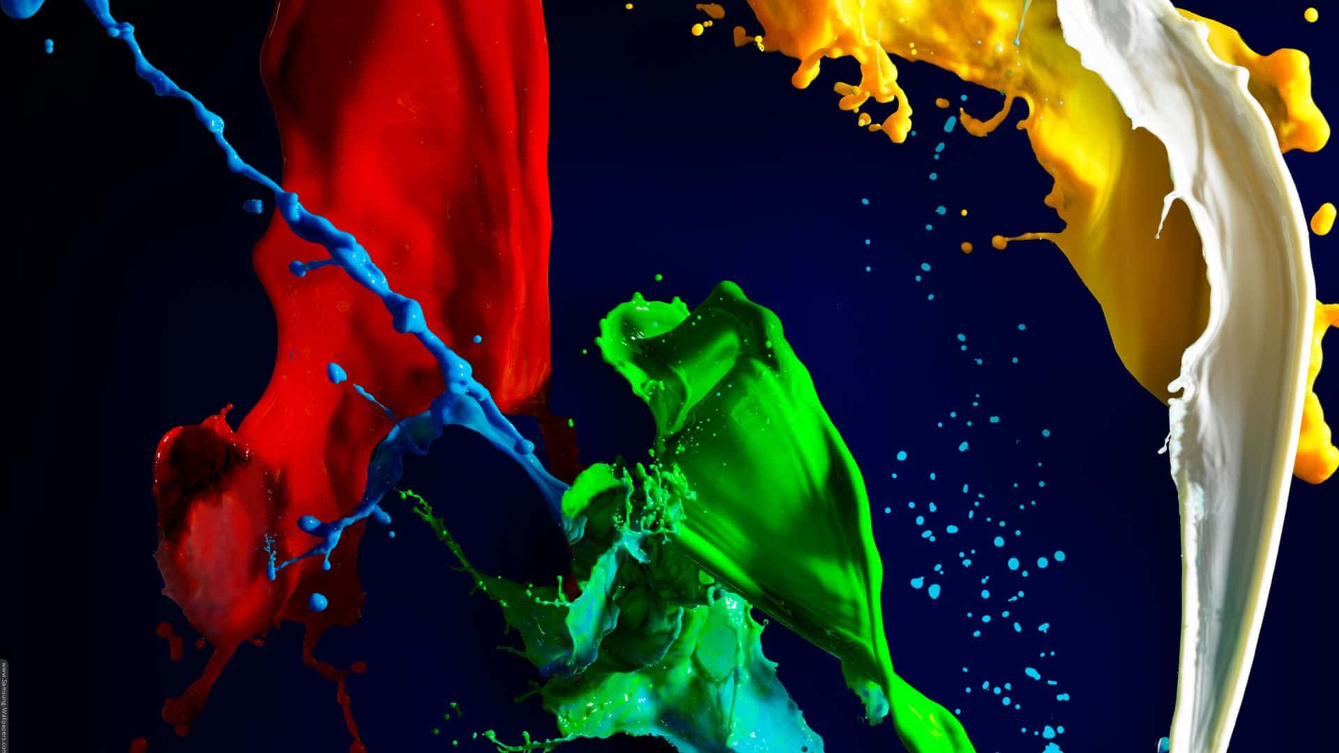 HD Amoled 桌布 壁紙 — 紅色、藍色、綠色、黃色和白色的鮮豔油漆飛濺在深藍色背景上動態爆發。