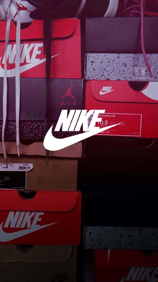 Shoe Box 桌布 壁紙 — 紅色、黑色和白色的Nike運動鞋盒堆疊在一起，鞋帶垂下，並覆蓋著一個大型白色Nike Swoosh標誌。