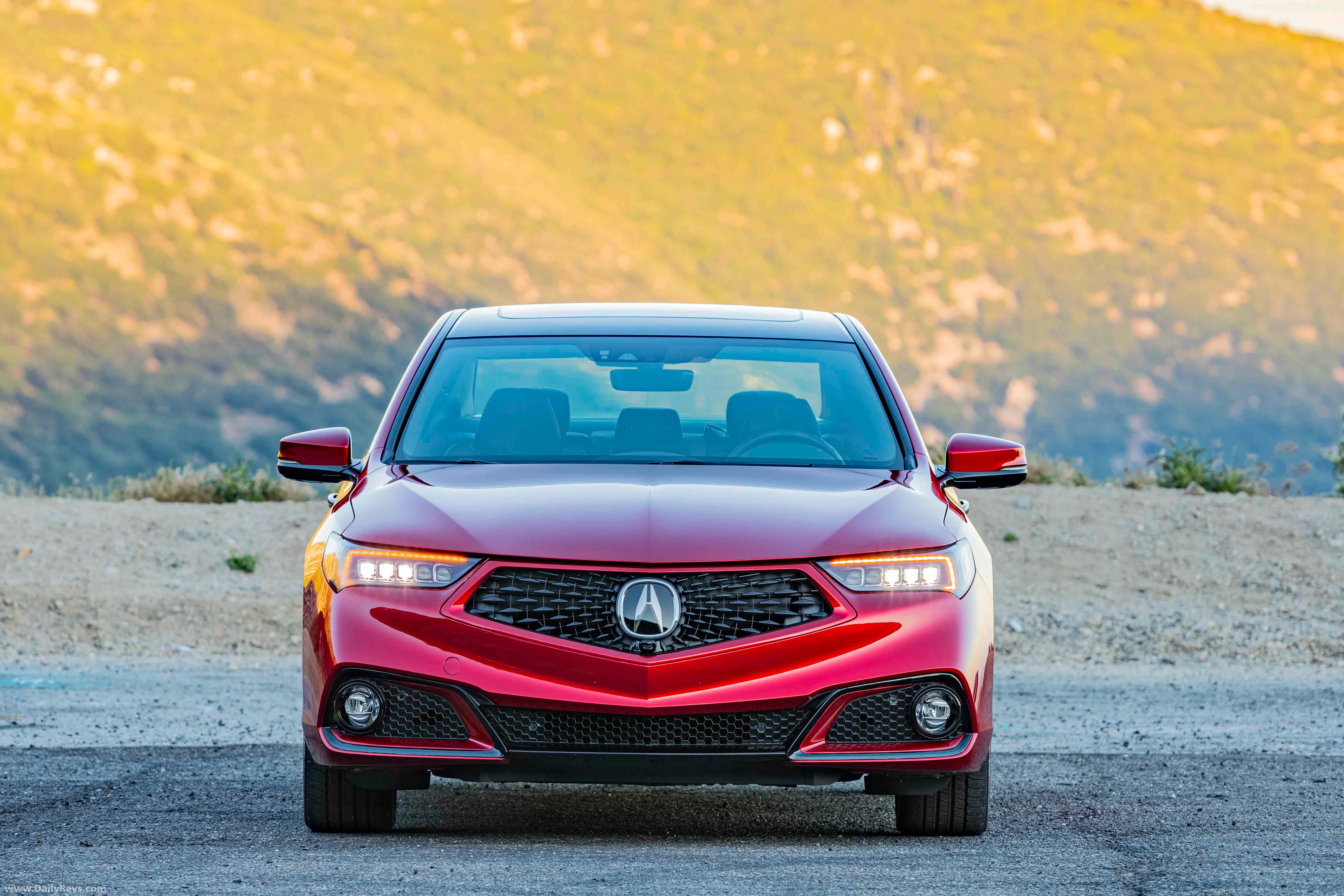 紅色2019年Acura RDX停在泥土路上 壁紙