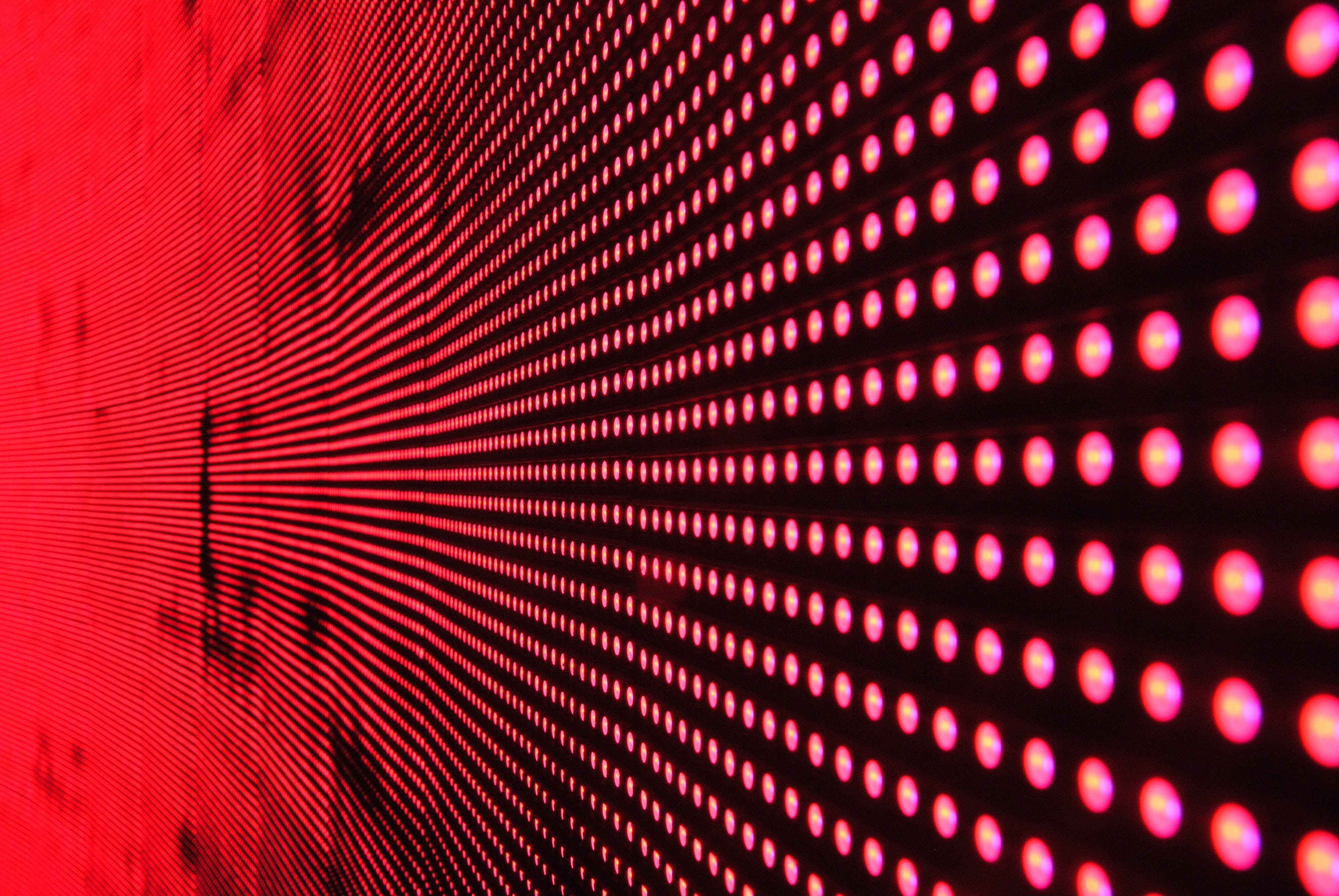LED 桌布 壁紙 — 紅色LED矩陣牆的特寫，發光點營造出徑向透視效果。