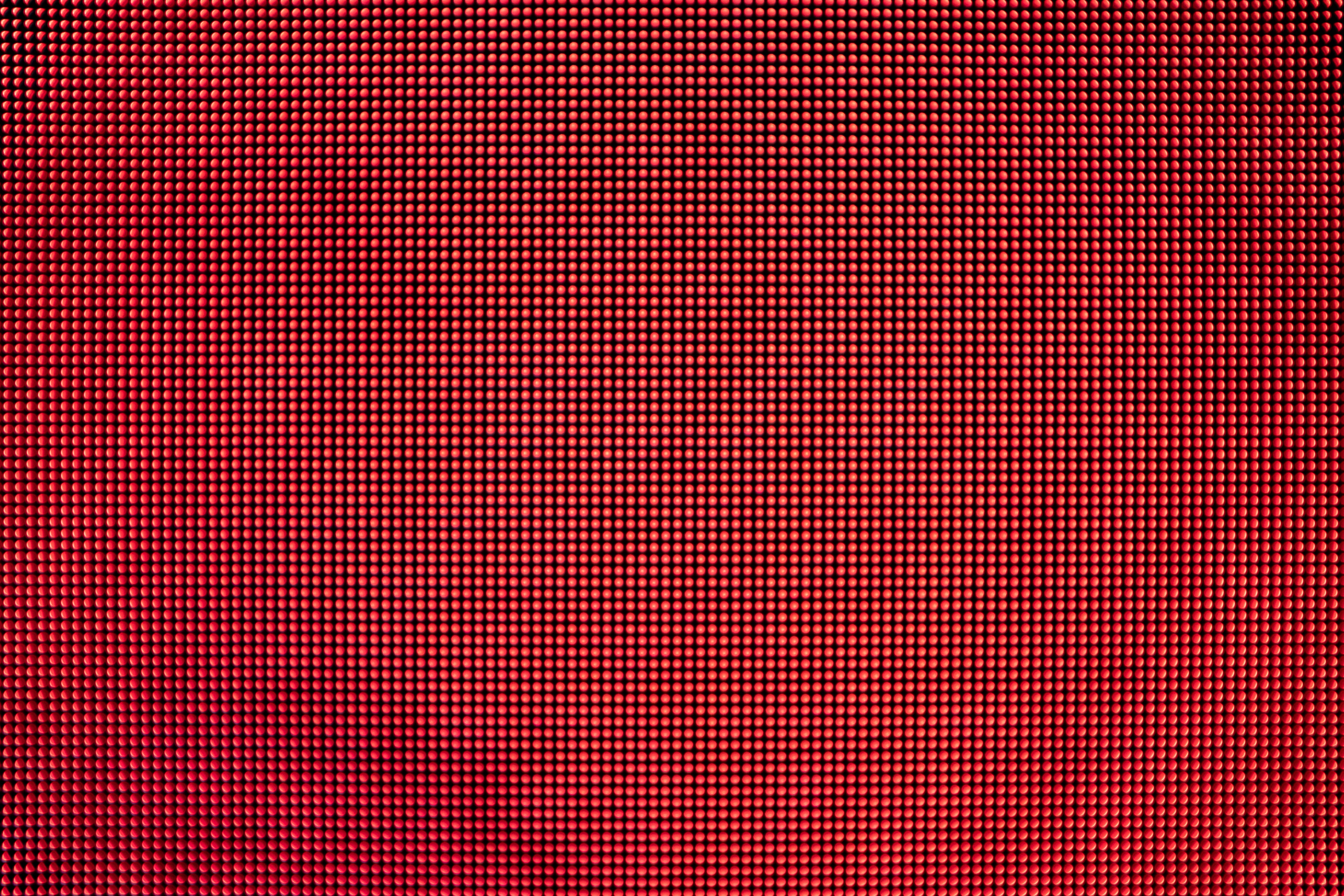 Pixel 桌布 壁紙 — 紅色LED顯示螢幕網格的特寫，均勻的像素點形成數位紋理。