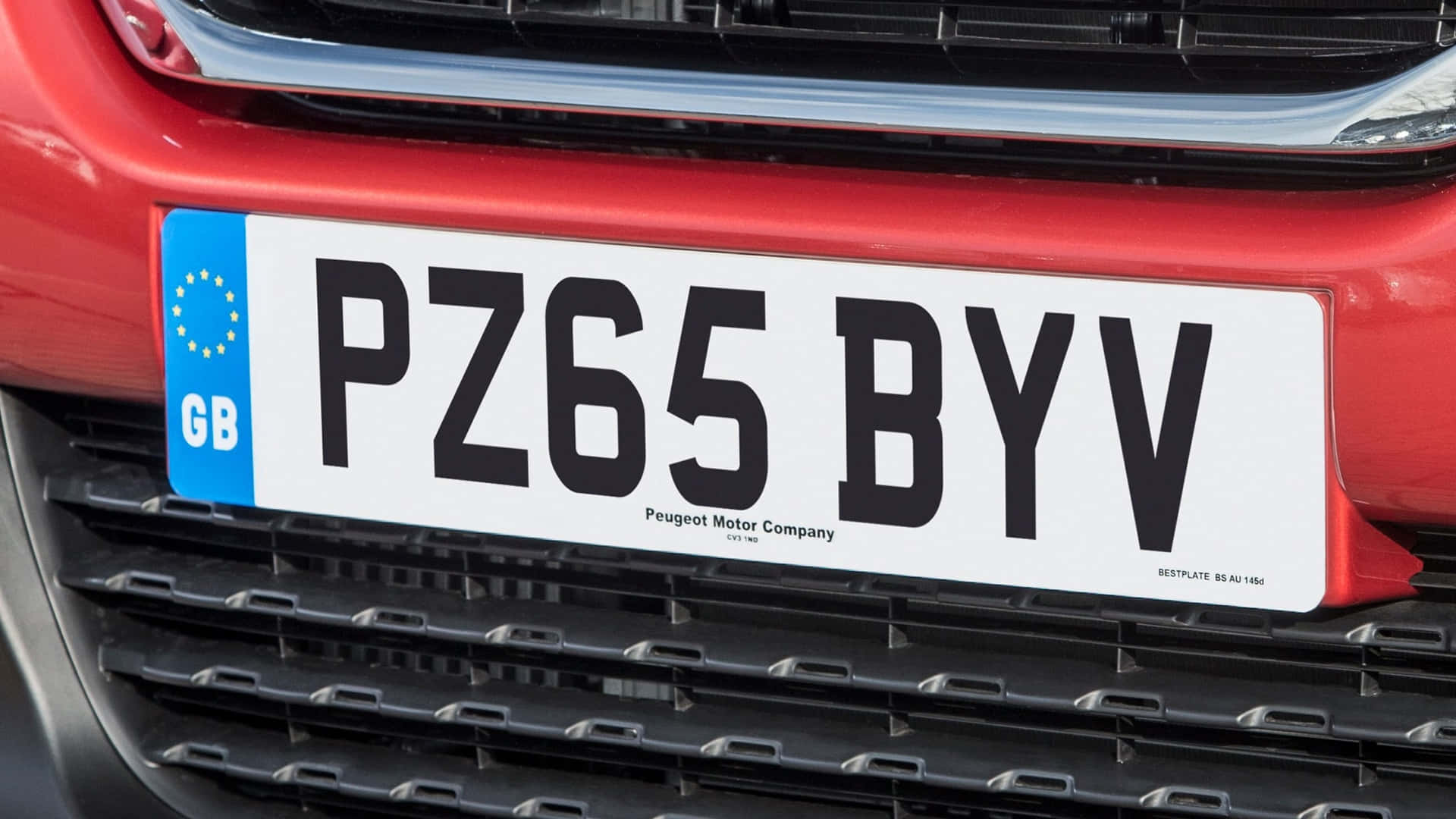 Car License Plate 桌布 壁紙 — 紅色Peugeot汽車前格柵的特寫，顯示帶有白底黑字的英國車牌。
