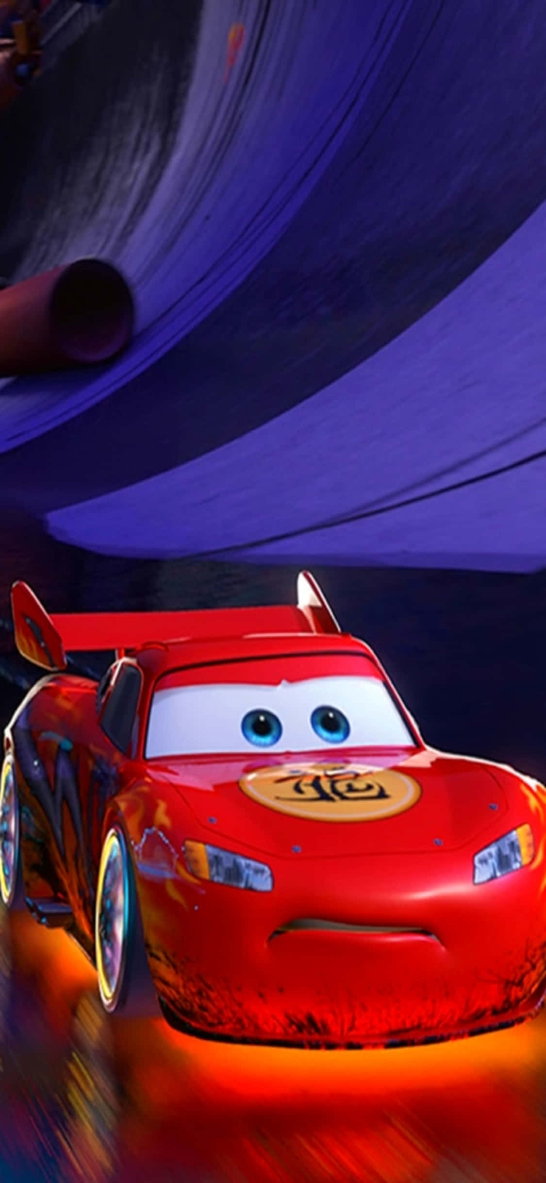 Lightning Mcqueen 桌布 壁紙 — 紅色動畫賽車閃電麥坤在帶有發光橙色動態模糊和紫色牆壁的隧道中疾馳。