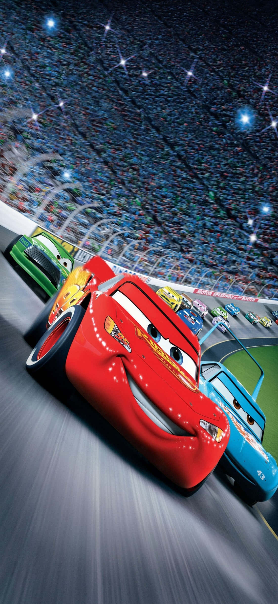 Lightning Mcqueen 桌布 壁紙 — 紅色動畫賽車閃電麥坤在星光燦爛的夜空下，在燈火通明的賽道上超越對手。