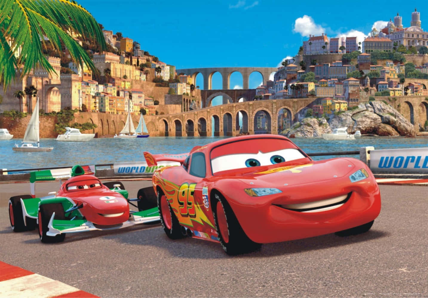Lightning Mcqueen 桌布 壁紙 — 紅色動畫賽車閃電麥坤在沿海賽道上微笑，旁邊有一位綠色賽車手，背景是地中海小鎮和高架渠。