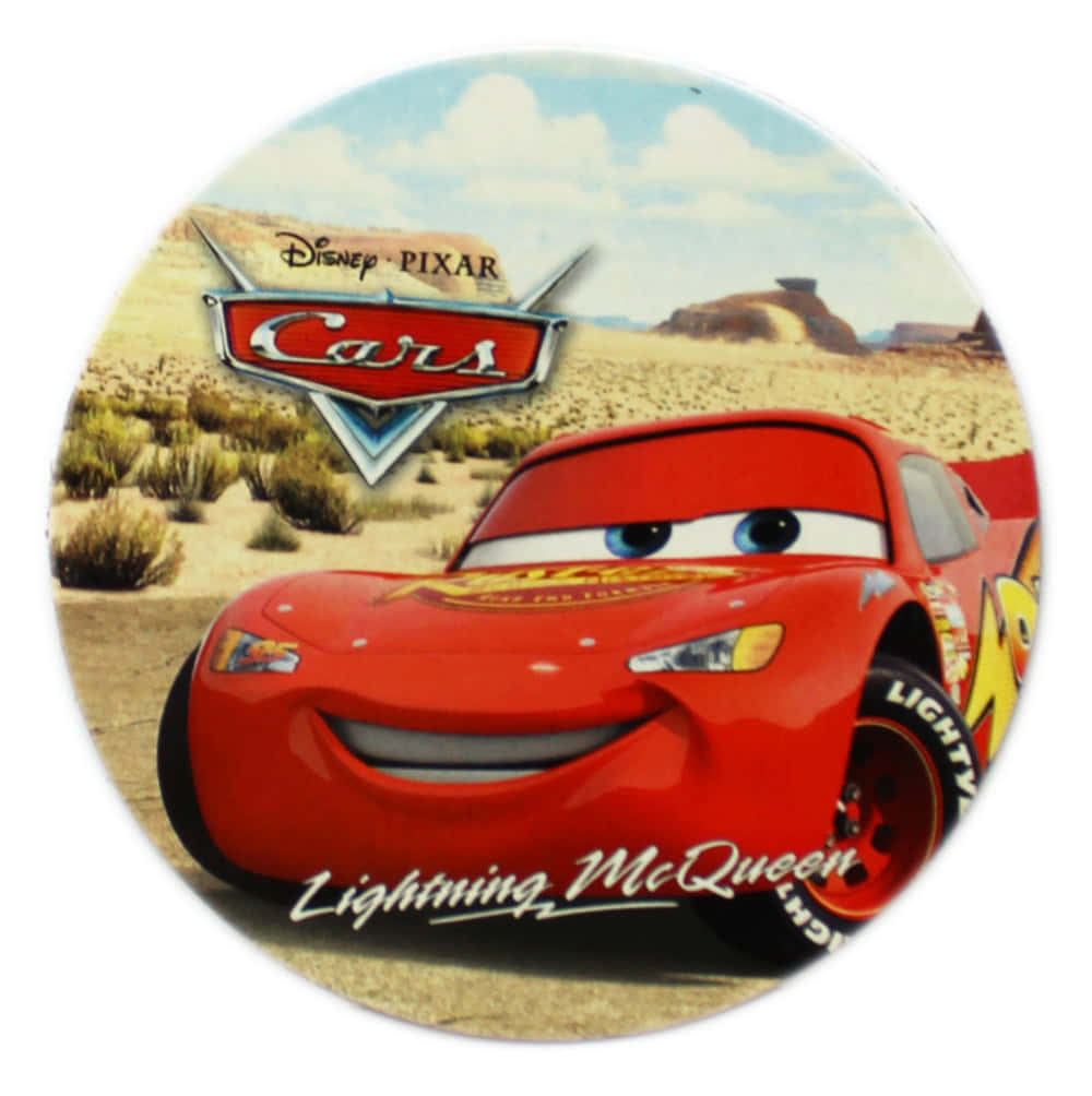 Lightning Mcqueen 桌布 壁紙 — 紅色動畫賽車閃電麥坤在藍天白雲下的沙漠景觀中微笑。