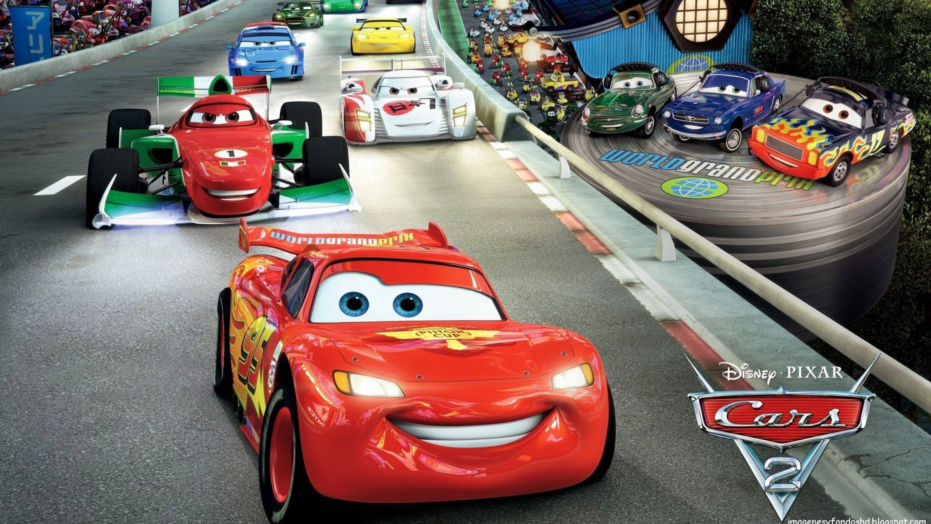 Pixar 桌布 壁紙 — 紅色動畫賽車閃電麥坤帶領一群色彩繽紛的擬人化汽車在蜿蜒的賽道上行駛。