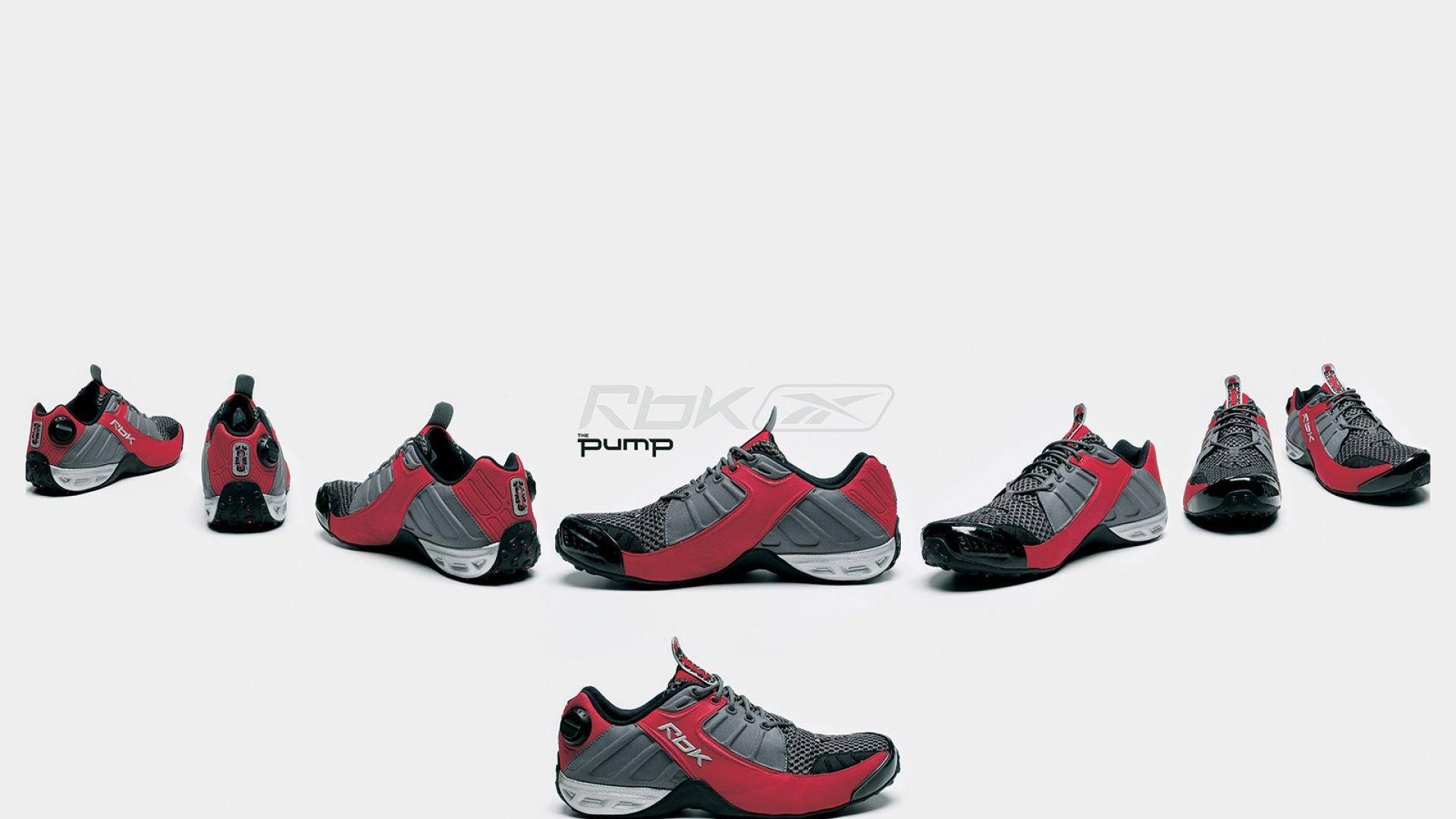 Reebok 桌布 壁紙 — 紅色和灰色的Reebok Pump運動鞋以不同角度展示在乾淨的白色背景上。