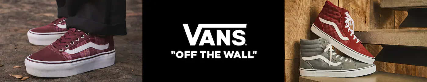 Vans 桌布 壁紙 — 紅色和灰色的Vans運動鞋展示在木階梯上，並在礫石上穿著，中間有粗體品牌標誌。