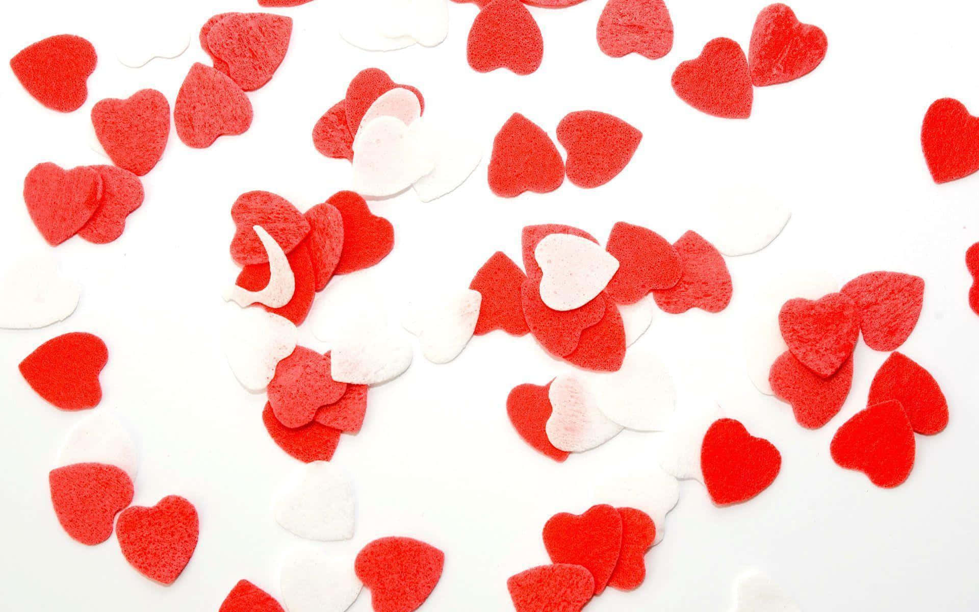 Cute Love Heart 桌布 壁紙 — 紅色和白色心形紙屑散落在明亮的白色背景上。