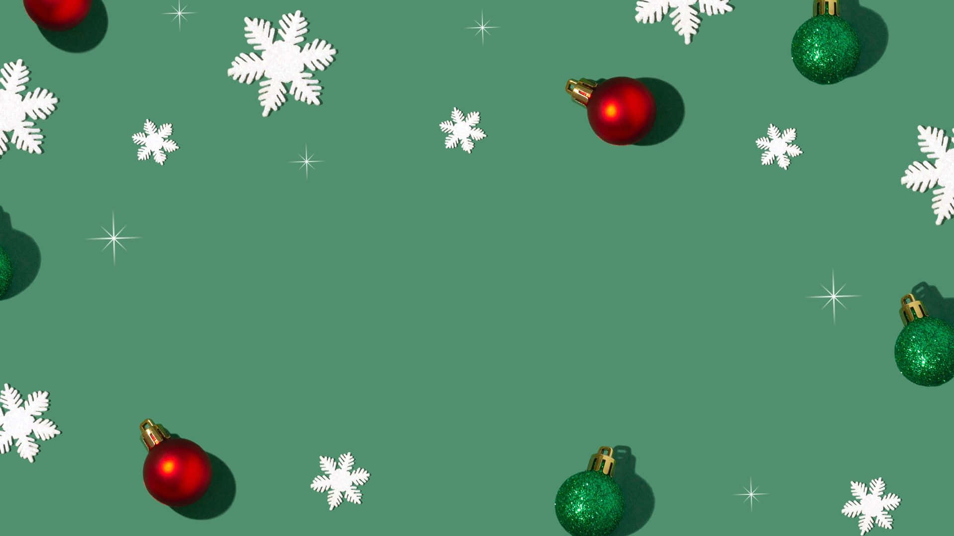Snowflakes 桌布 壁紙 — 紅色和綠色的閃亮聖誕裝飾品和白色紙雪花框住一個帶有星爆的藍綠色背景。