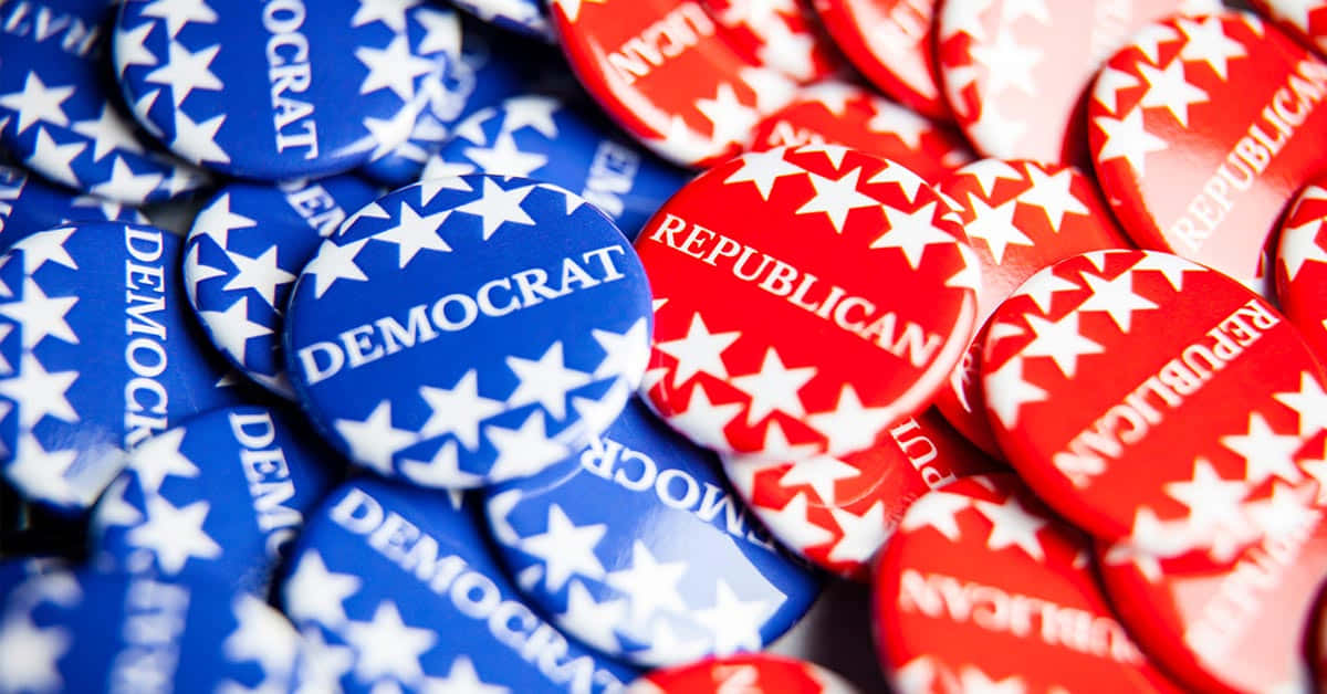 America 桌布 壁紙 — 紅色和藍色政治競選徽章的近距離特寫，上面有星星和政黨名稱散落在一起。