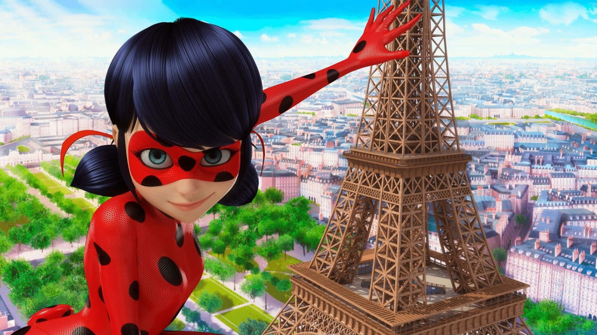 Miraculous 桌布 壁紙 — 紅色和黑色套裝的瓢蟲在巴黎艾菲爾鐵塔旁英雄地擺姿勢，背後是城市景觀。