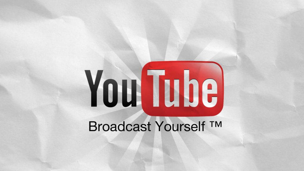 皺巴巴白色紙張上帶有放射線的YouTube標誌。