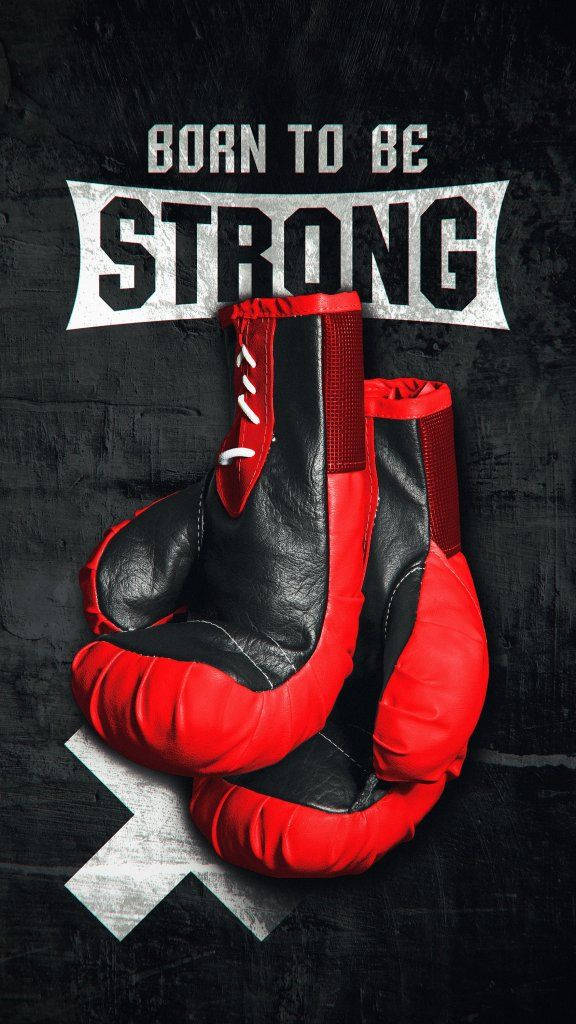Boxing 桌布 壁紙 — 紅色和黑色的拳擊手套掛在粗糙的深色牆壁上，下方是醒目的「BORN TO BE STRONG」橫幅。