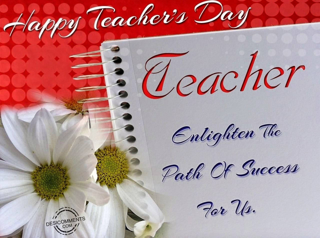 Teacher 桌布 壁紙 — 紅色圓點背景上，白色雛菊旁邊有一個螺旋筆記本，上面用紅色和藍色字體寫著 'Teacher Enlighten The Path Of Success For Us'。