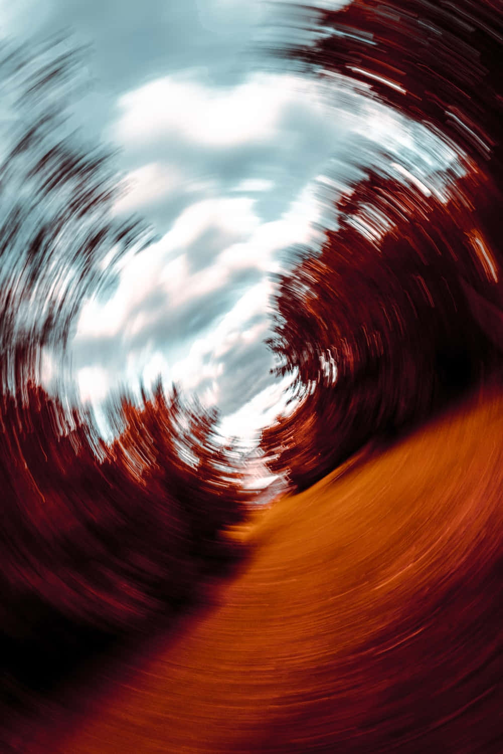 Visuals 桌布 壁紙 — 紅色大地與藍色天空的旋轉渦流，以動態模糊創造出動態隧道效果。