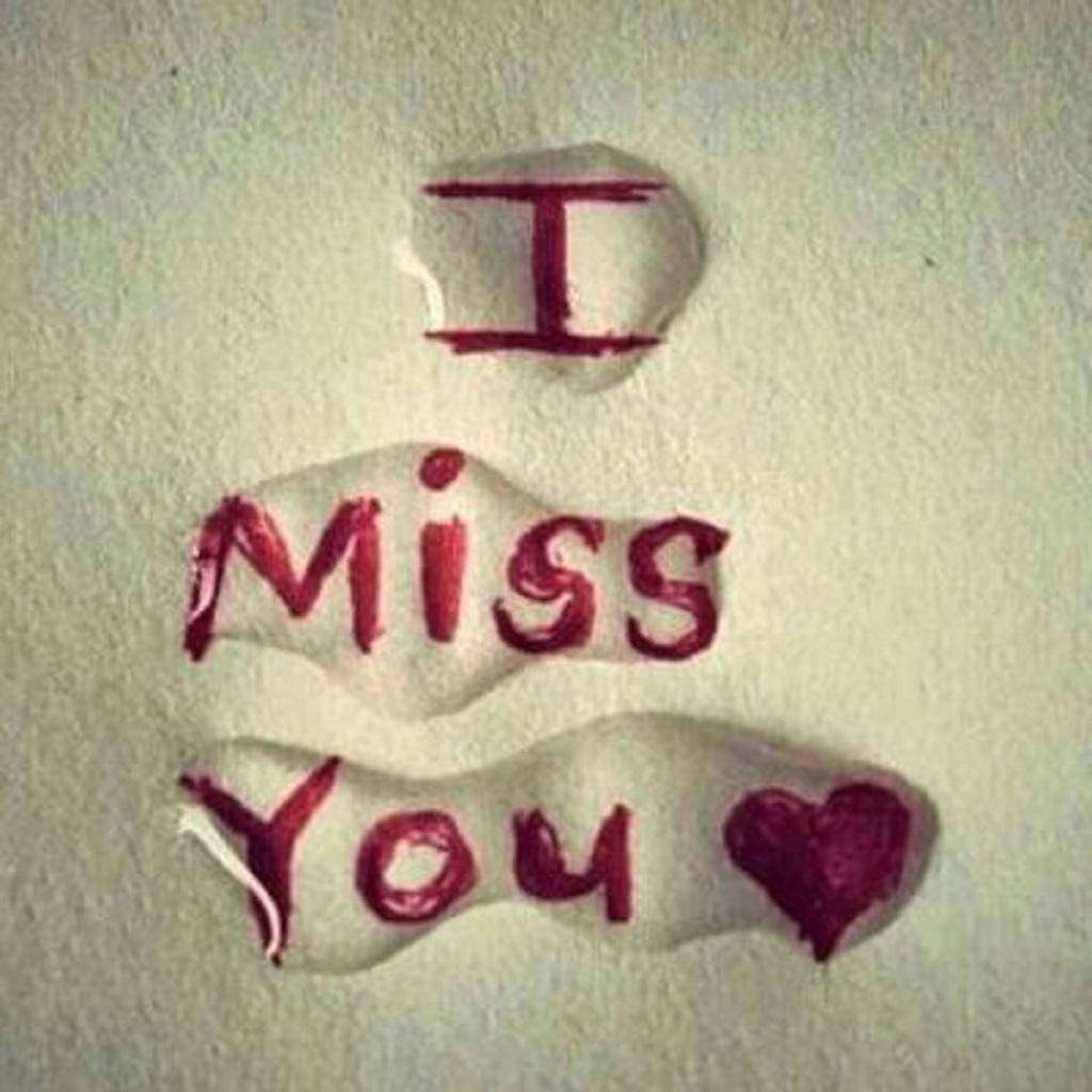 悲傷的愛情 桌布 壁紙 — 紅色手寫文字 I Miss You，在紋理米色表面上用沙畫出心形。