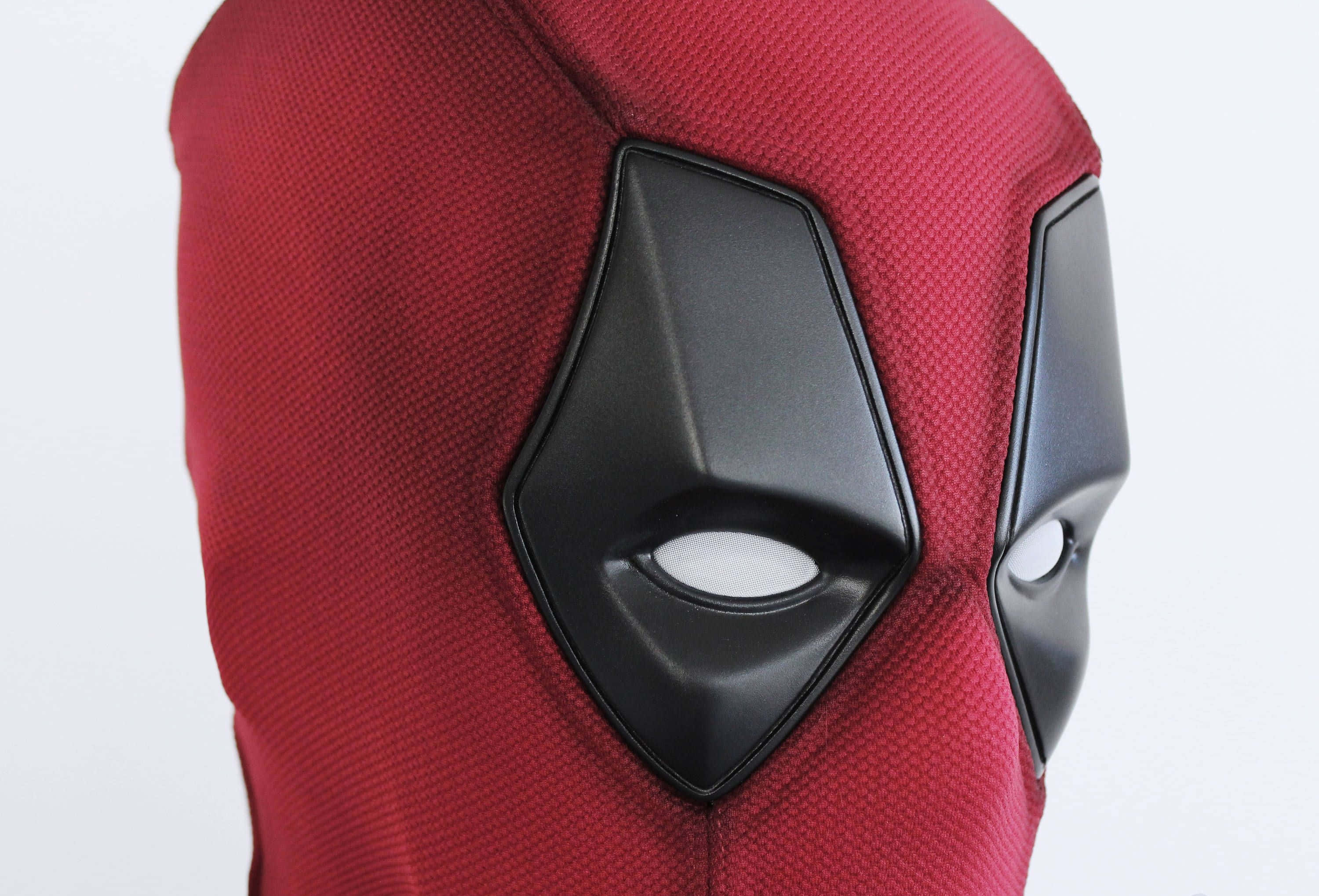 Deadpool Mask 桌布 壁紙 — 紅色死侍面具特寫，帶有黑色眼罩和白色眼孔，背景為純白色。