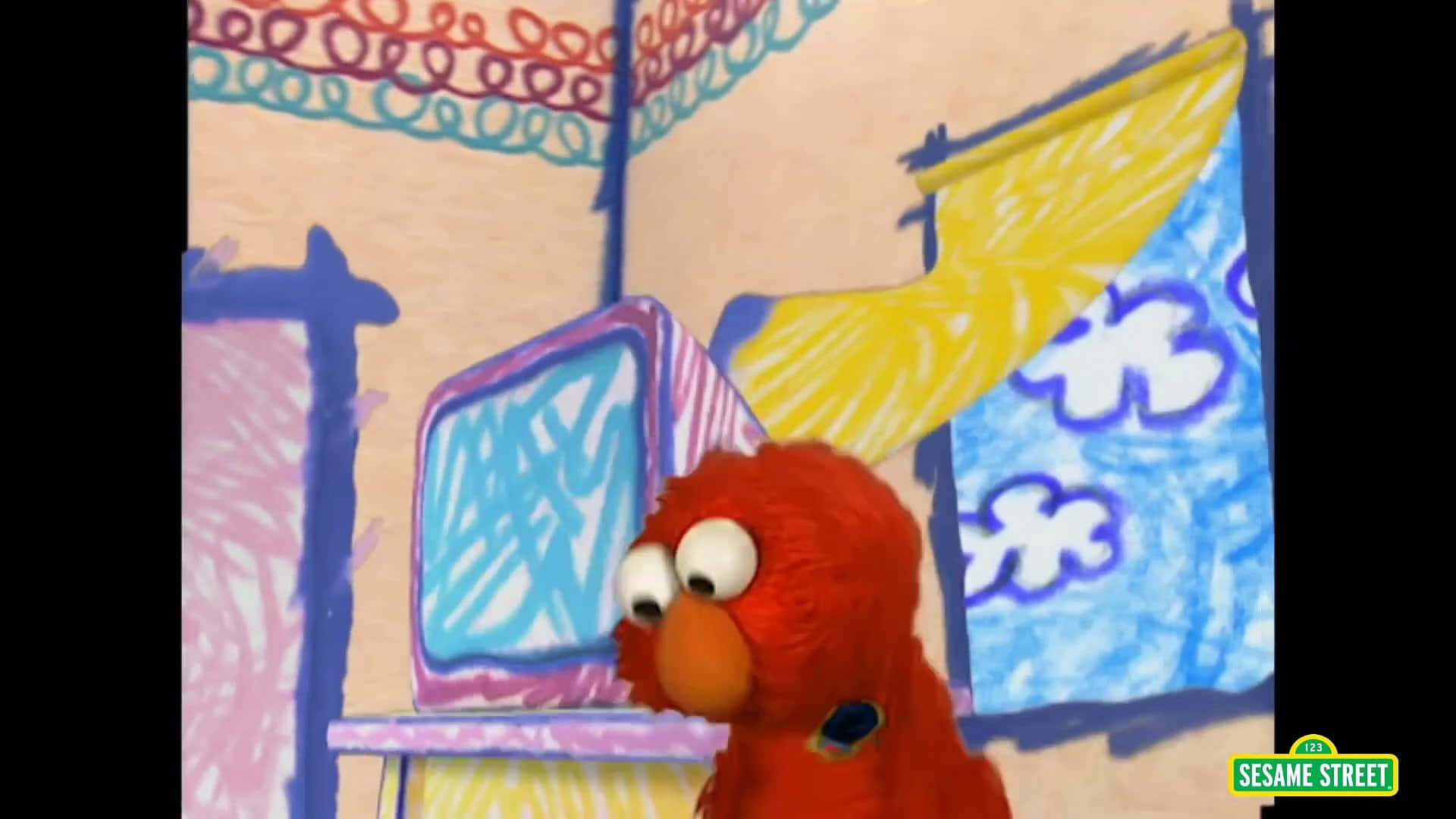 Elmo 桌布 壁紙 — 紅色毛茸茸的怪獸 Elmo 在一個用蠟筆畫成的童趣房間裡，裡面有電視和窗戶，表情驚訝。