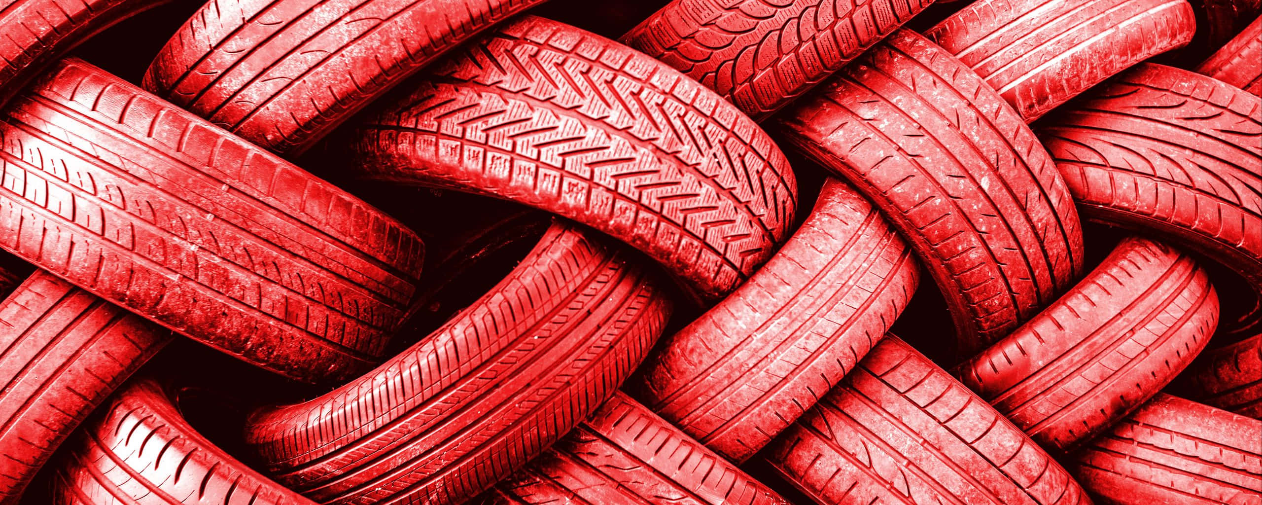 Wheel 桌布 壁紙 — 紅色汽車輪胎緊密編織的圖案，展現細緻的胎面紋理和大膽的色彩飽和度。