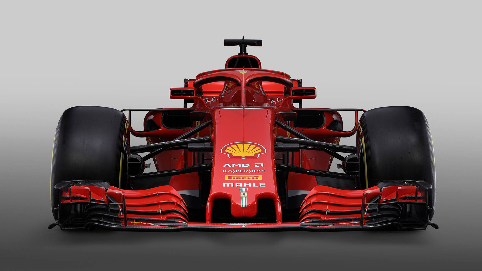 ferrari f1 2018 桌布 壁紙 — 紅色法拉利F1賽車正面圖，搭配黑色輪胎和贊助商標誌，背景為灰色攝影棚。