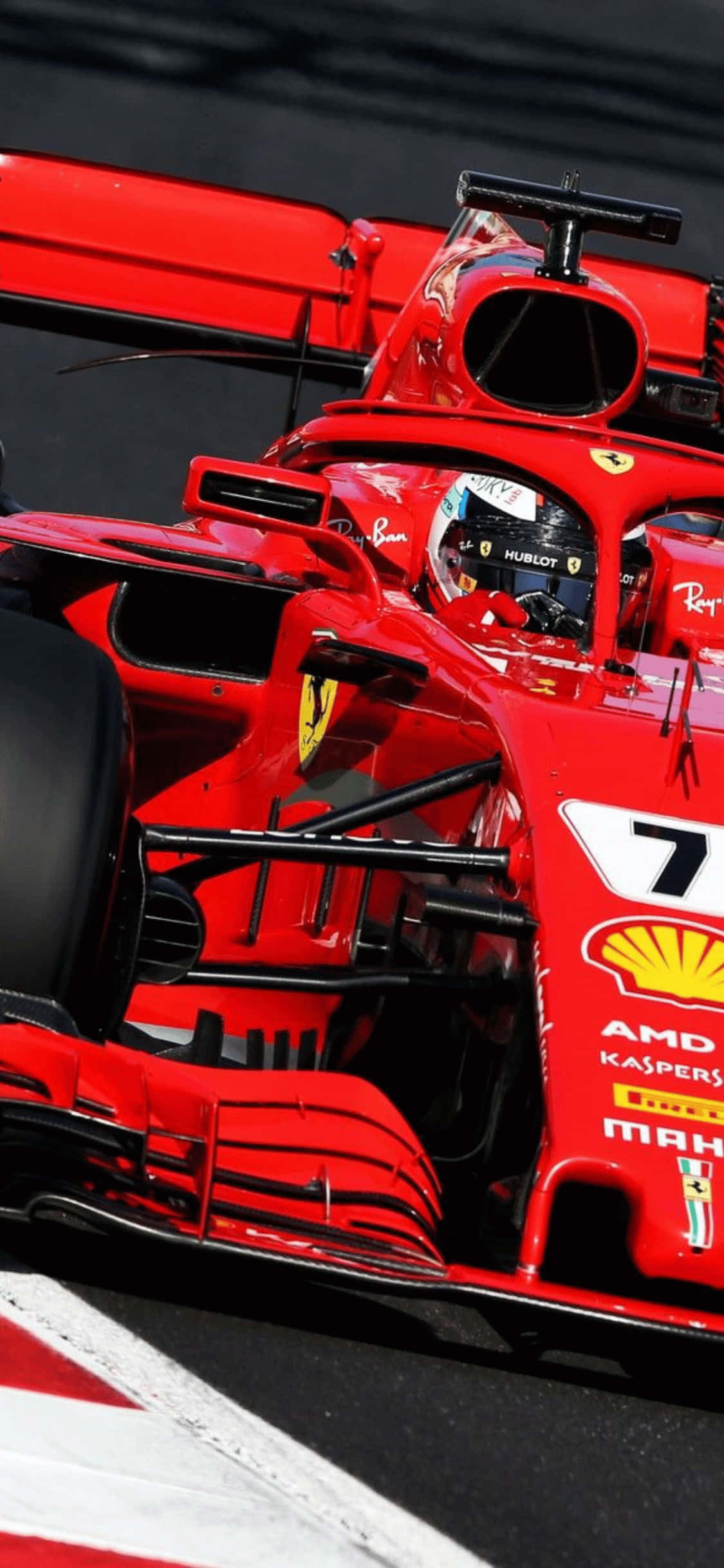 F1 2018 桌布 壁紙 — 紅色法拉利一級方程式賽車在賽道上疾馳的特寫，車手戴著頭盔清晰可見。