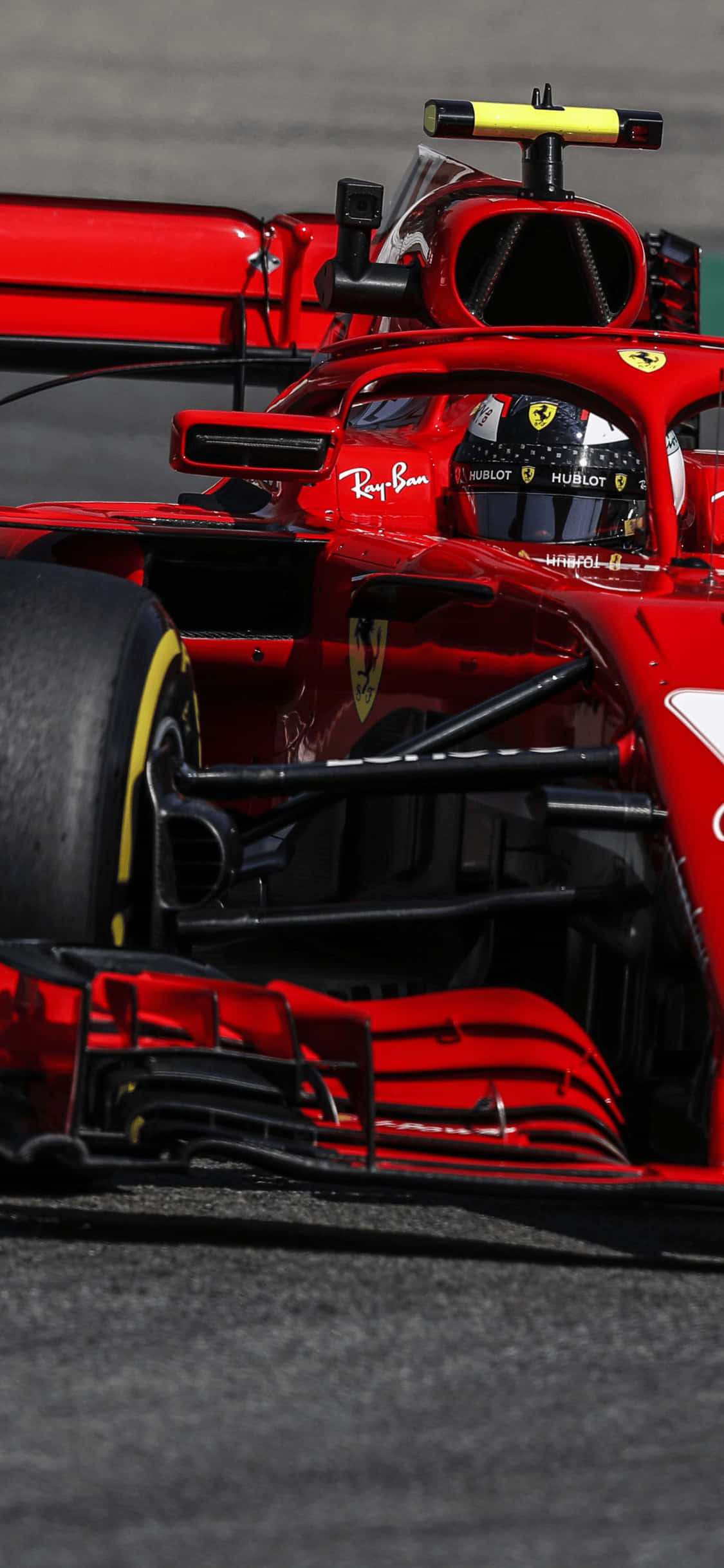 F1 2018 桌布 壁紙 — 紅色法拉利一級方程式賽車在賽道上的特寫，車手在駕駛艙內。