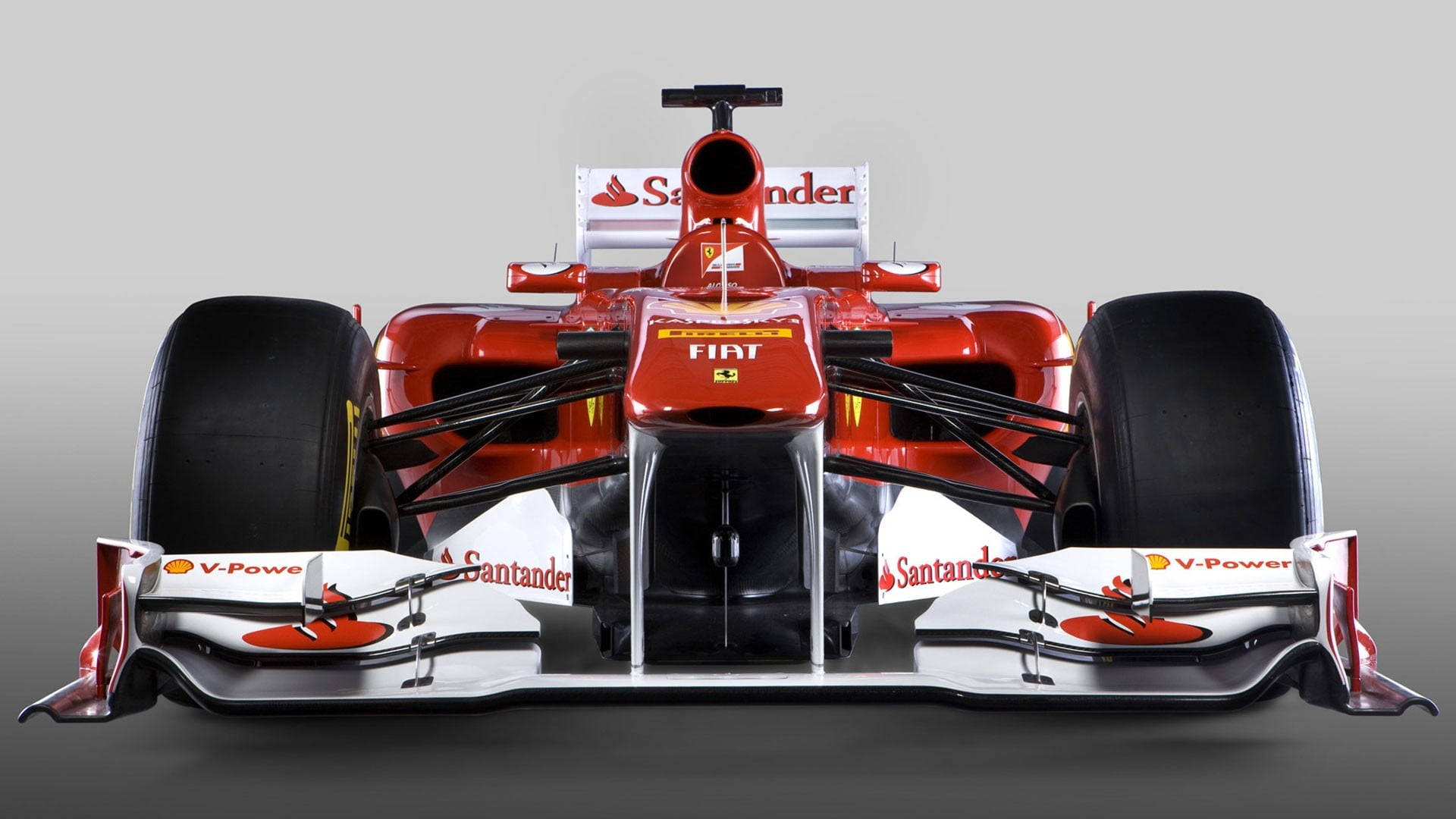 F1 桌布 壁紙 — 紅色法拉利一級方程式賽車正面圖，帶有桑坦德和飛雅特標誌，灰色工作室背景。