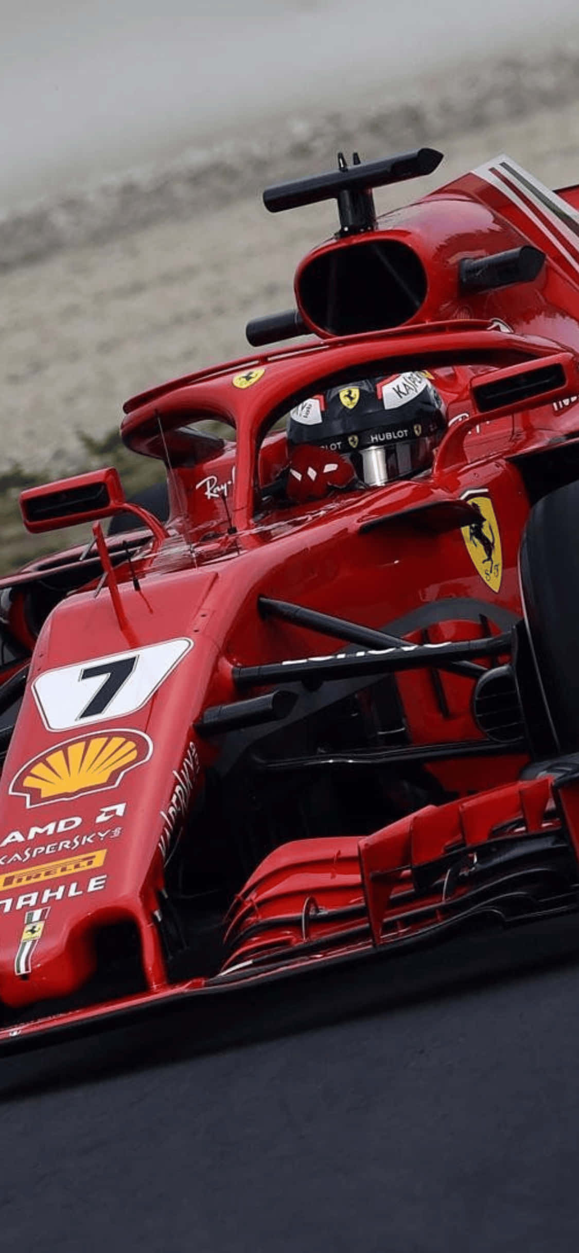 F1 2018 桌布 壁紙 — 紅色法拉利一級方程式賽車的特寫，車手查爾斯·勒克萊爾在賽道上的駕駛艙中可見。