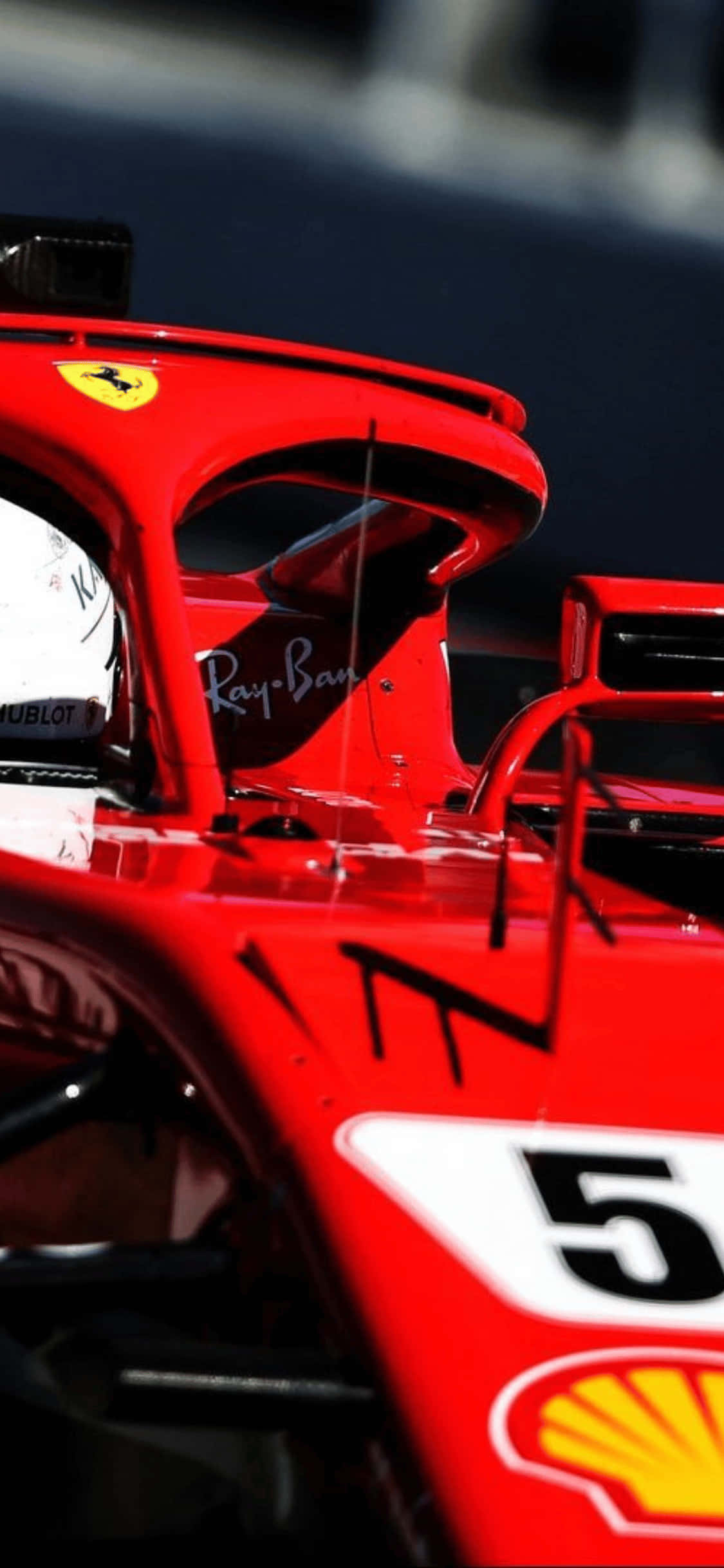F1 2018 桌布 壁紙 — 紅色法拉利一級方程式賽車的特寫，可見車手頭盔和側面的5號。