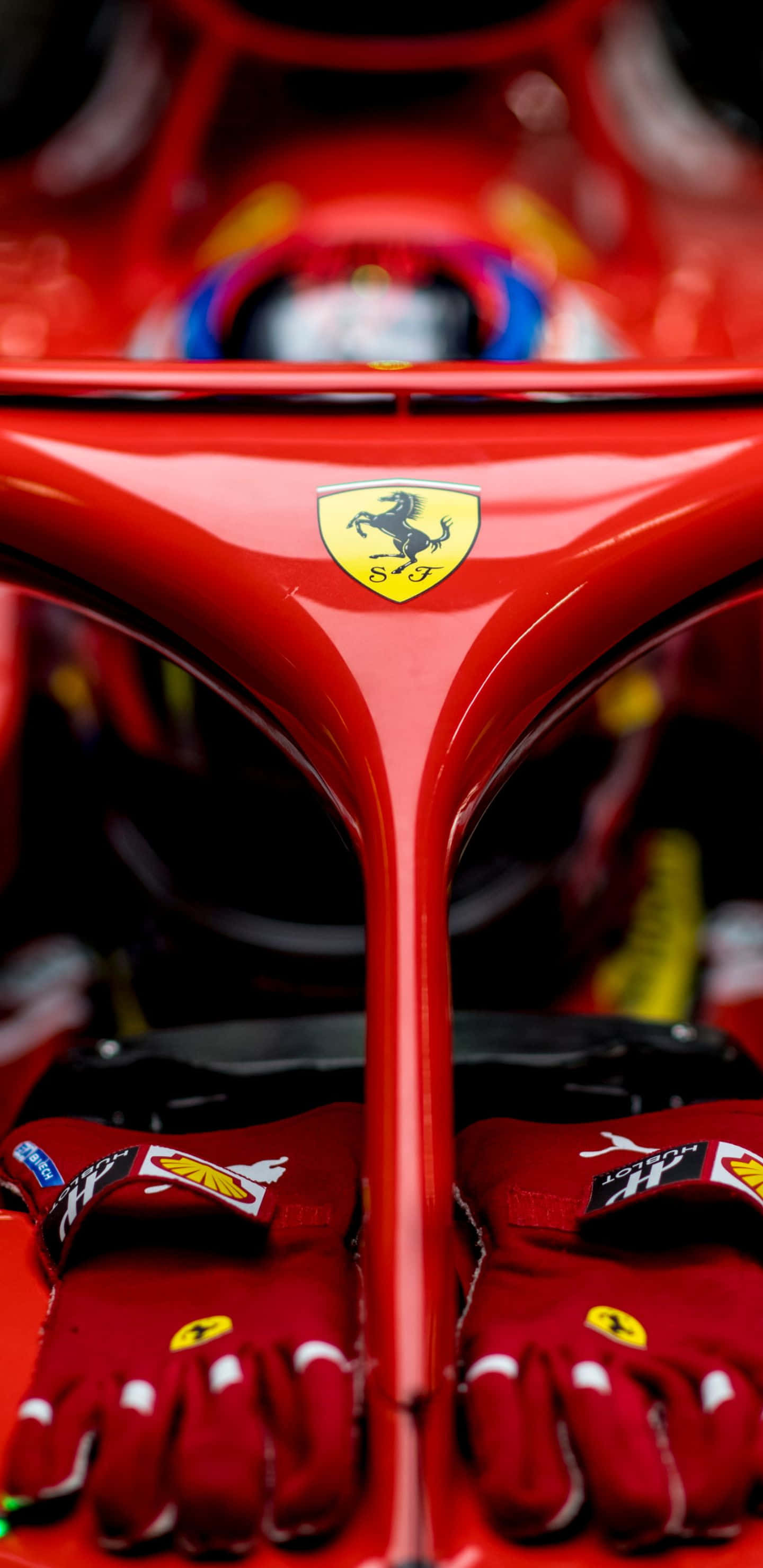 Formula 1 桌布 壁紙 — 紅色法拉利賽車前翼、車手手套及標誌性躍馬標誌的特寫，焦點銳利。