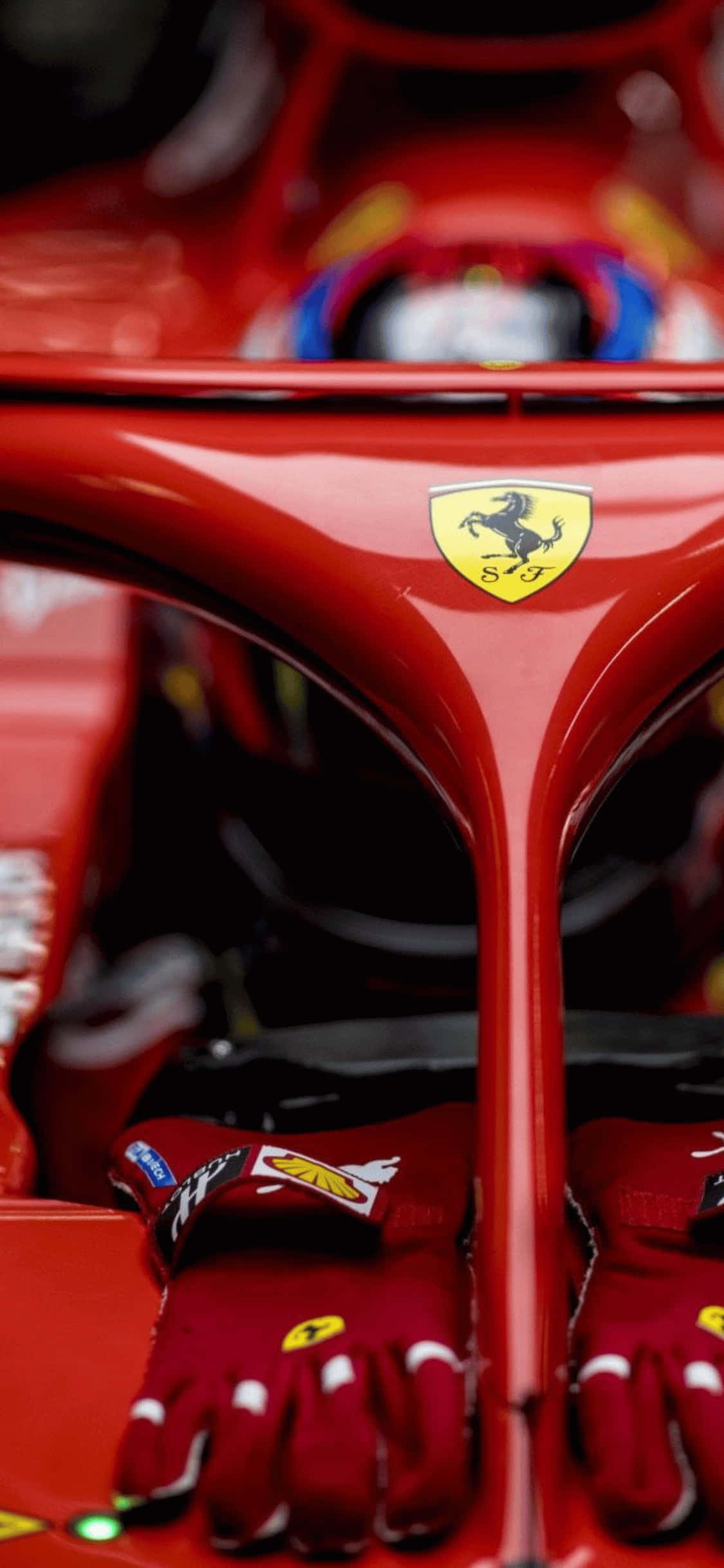 F1 2018 桌布 壁紙 — 紅色法拉利賽車駕駛艙的特寫，配有賽車手套和標誌性的躍馬標誌。