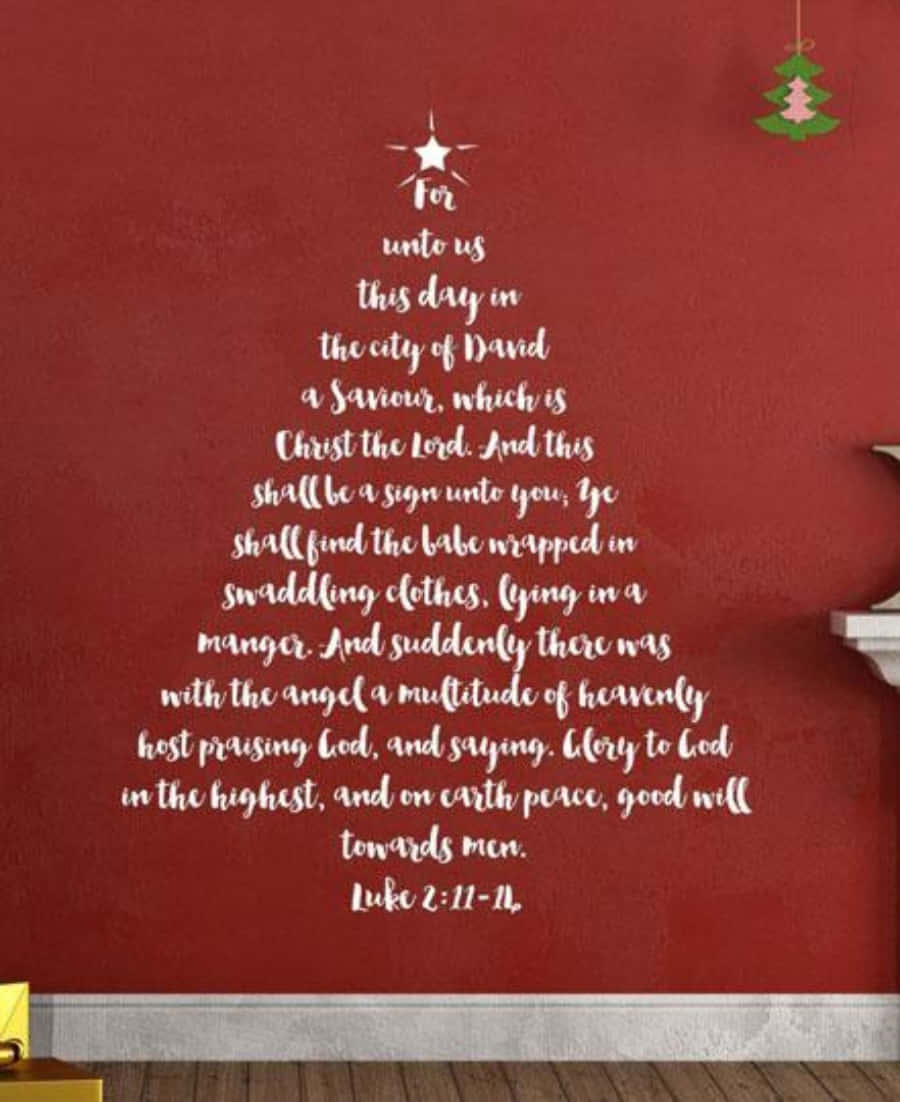 Christmas Scripture 桌布 壁紙 — 紅色牆壁上以白色草書文字形成聖誕樹形狀，並有星星和路加福音2:11-12的經文。