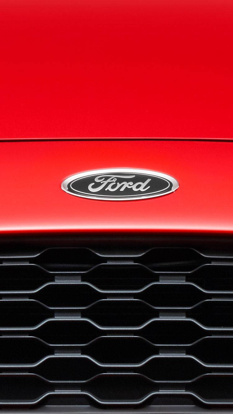 ford iPhone 桌布 壁紙 — 紅色福特汽車引擎蓋的特寫，帶有鍍鉻標誌和黑色格柵。