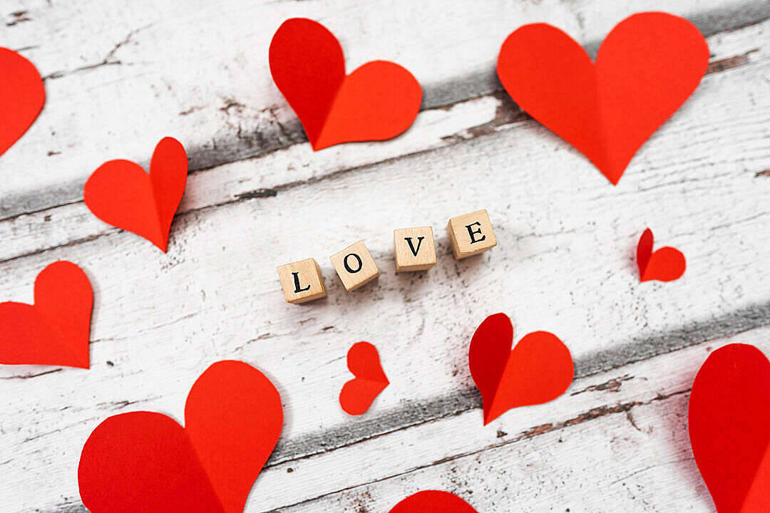love full HD 桌布 壁紙 — 紅色紙愛心和木製字母拼出愛，放在風化的白色木面上。