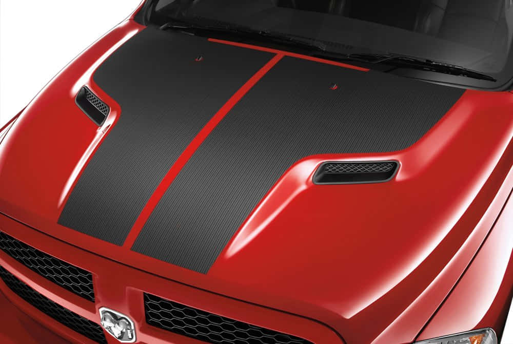 Car Hood 桌布 壁紙 — 紅色肌肉車引擎蓋的特寫，帶有黑色碳纖維條紋和引擎蓋通風口，表面光滑。