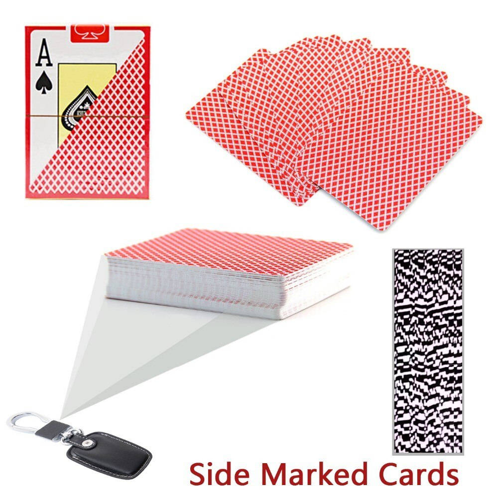 Playing Cards 桌布 壁紙 — 紅色背面撲克牌扇形展開及疊起，附有鑰匙圈及圖案牌，在白色背景上展示。